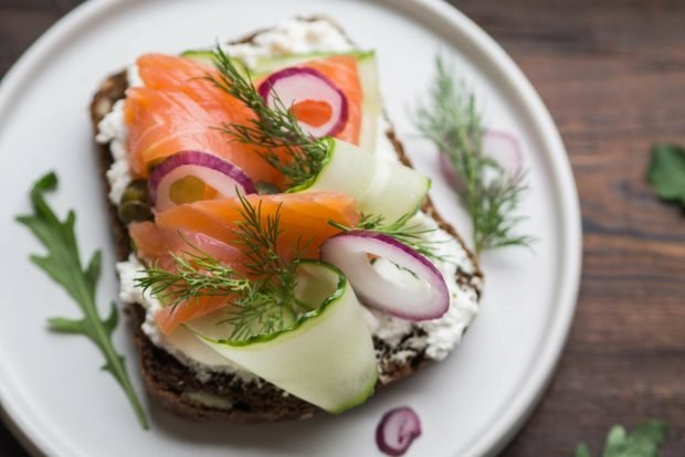 Sandwiches with red fish, cottage cheese and cucumber