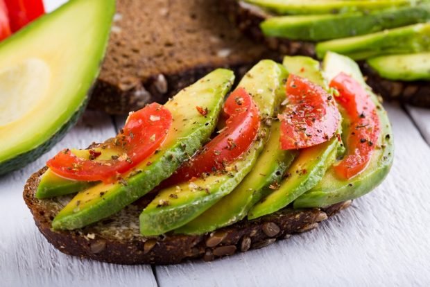 Sandwich with avocado and tomatoes