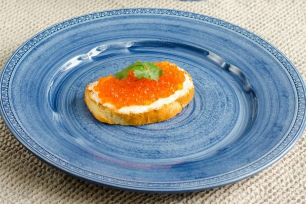 Sandwiches with red caviar and cottage cheese