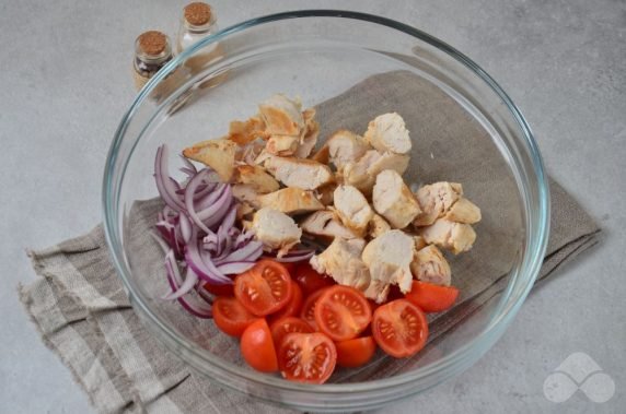 Meat salad of chicken, cherry tomatoes and greens: photo of recipe preparation, step 3