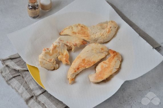 Meat salad of chicken, cherry tomatoes and greens: photo of recipe preparation, step 2