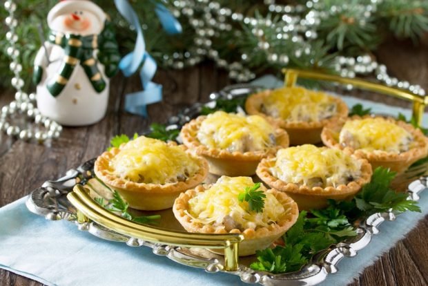 Tartlets with pineapple, chicken and cheese