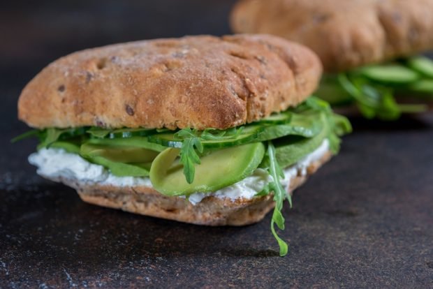 A sandwich with cream cheese and arugula is a simple and delicious recipe, how to cook step by step