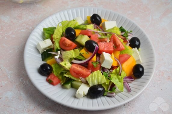 Greek salad with lettuce and herbs: photo of recipe preparation, step 3