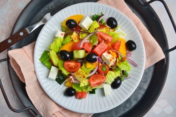 Greek salad with lettuce and herbs: photo of recipe preparation, step 4