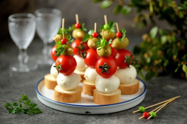 Canapes on skewers – a simple and delicious recipe, how to cook step by step