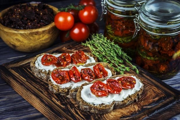 Sandwiches with dried tomatoes for the festive table 