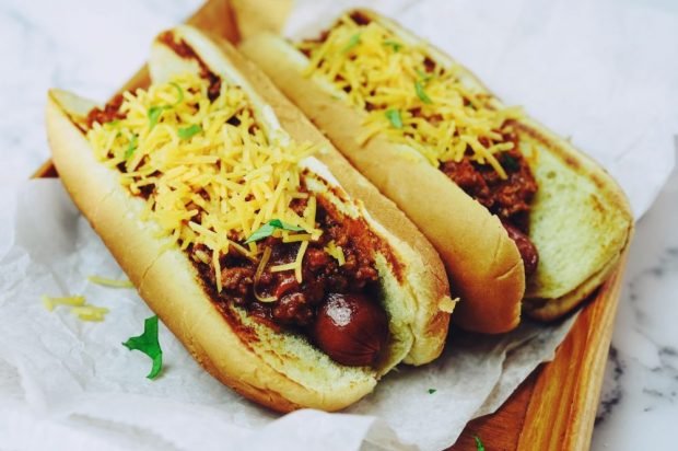 Hot dog with hot sauce and cheddar cheese is a simple and delicious recipe, how to cook step by step