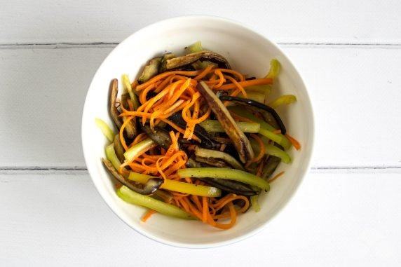 Fried eggplant and Korean carrot salad: photo of recipe preparation, step 7