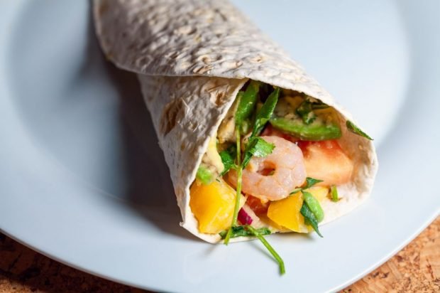 Shawarma with shrimp, avocado and bell pepper 