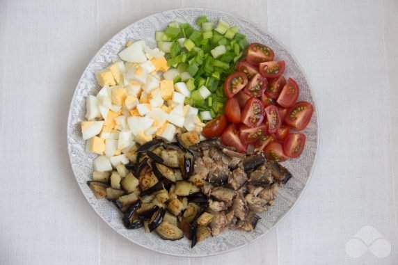 Salad with eggplant, eggs and sprats: photo of recipe preparation, step 3