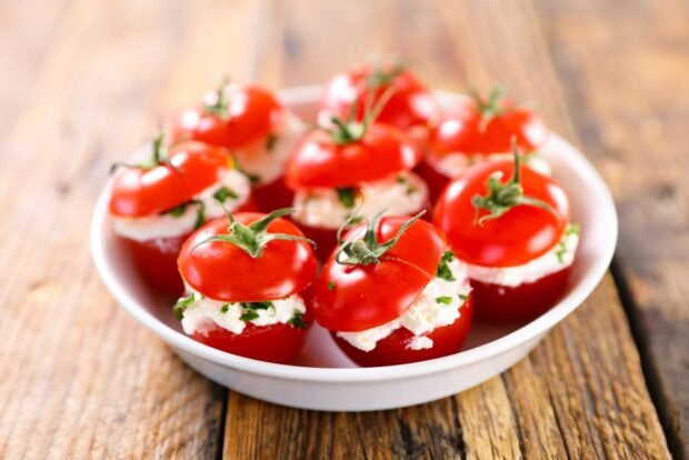 Stuffed cherries with cream cheese