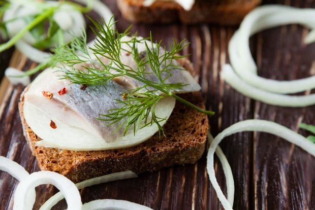 Sandwiches with herring and black bread for the festive table – a simple and delicious recipe, how to cook step by step