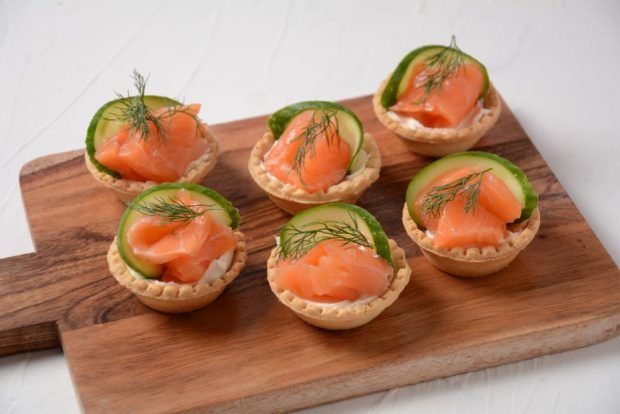 Tartlets with red fish and cucumber