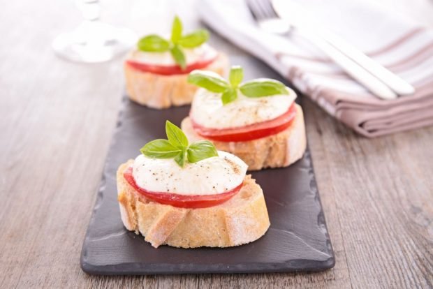 Canapes with mozzarella