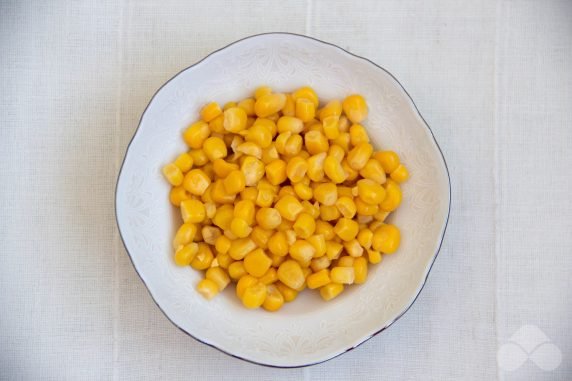 Salad with red fish, corn and vegetables: photo of recipe preparation, step 2