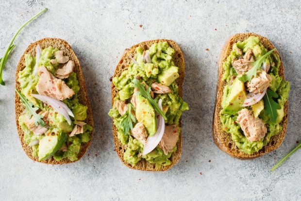 Sandwiches with avocado, arugula and tuna