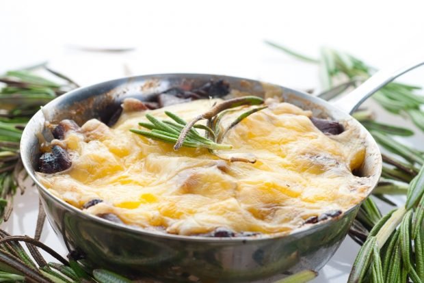 Julienne with chicken, mushrooms and cream in a frying pan 