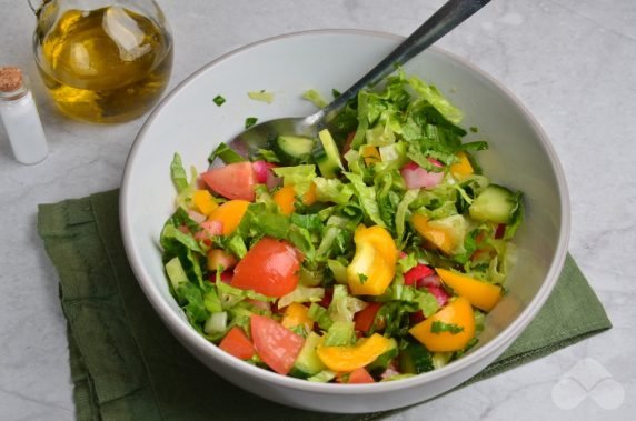 Salad of Peking cabbage and fresh vegetables: photo of recipe preparation, step 5