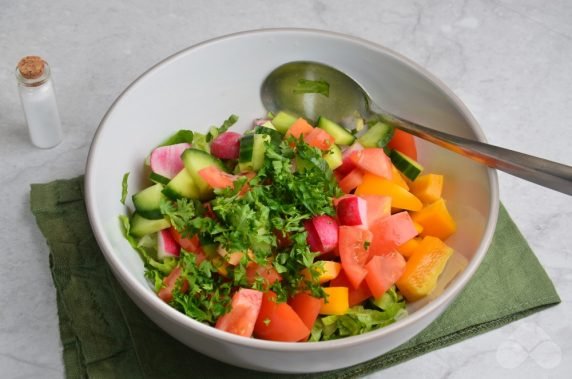 Salad of Peking cabbage and fresh vegetables: photo of recipe preparation, step 4