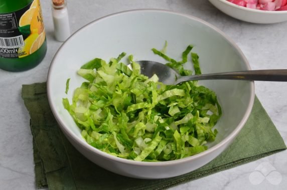 Salad of Peking cabbage and fresh vegetables: photo of recipe preparation, step 3