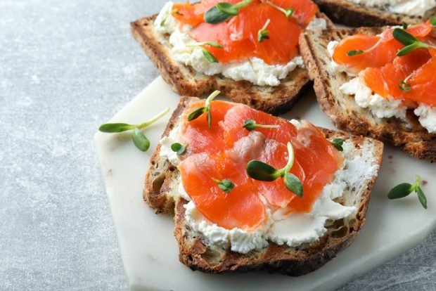 Sandwiches with red fish and cottage cheese