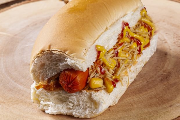 Hot dog with potatoes, corn and American mustard