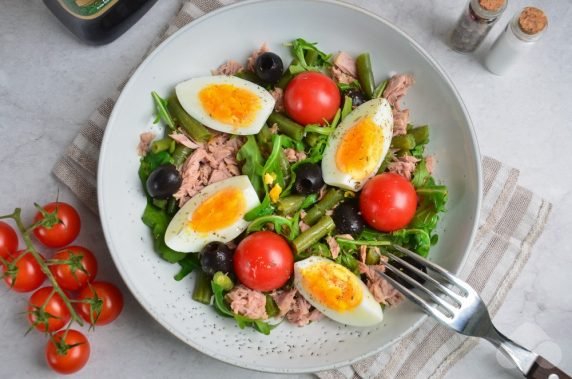 Salad with arugula, olives and tuna: photo of recipe preparation, step 4