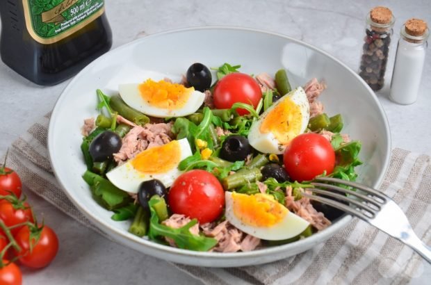 Salad with arugula, olives and tuna