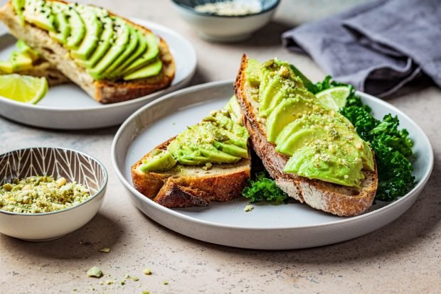 Avocado and pistachio sandwiches 