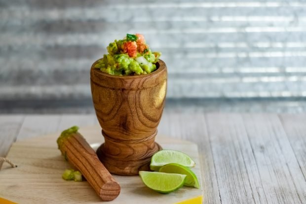 Classic Mexican guacamole is a simple and delicious recipe, how to cook step by step