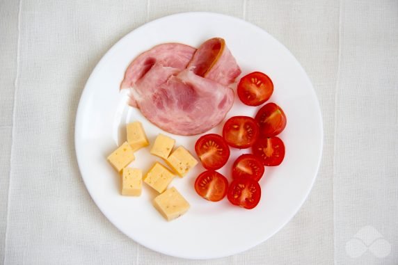 Cocktail salad with ham and cherry: photo of recipe preparation, step 1