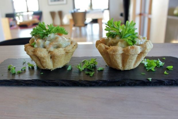 Tartlets with smoked chicken