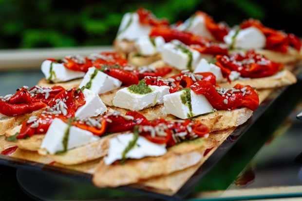 Spicy bruschetta with feta