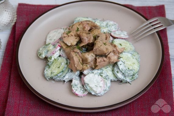 Salad with radishes, cucumbers and cod liver: photo of recipe preparation, step 3