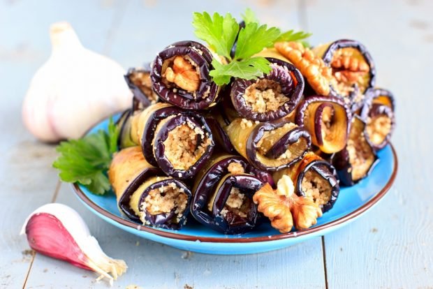 Eggplant rolls with garlic