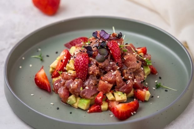 Tuna tartare with strawberries