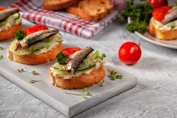 Sandwiches with sprats in the oven – a simple and delicious recipe, how to cook step by step