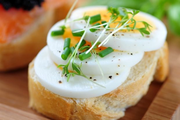 Canapes with quail eggs and herbs