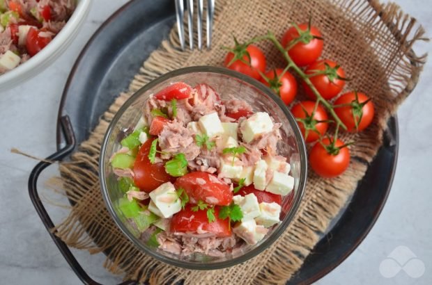 Cocktail salad with tuna and tomatoes