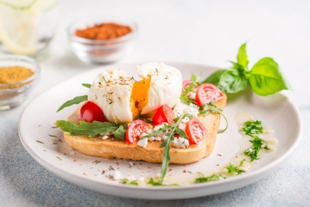 Sandwich with arugula and poached egg