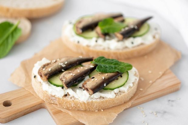 Sandwiches with sprats and cucumber