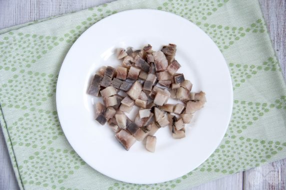 Herring under a fur coat with sour cream dressing: photo of recipe preparation, step 1