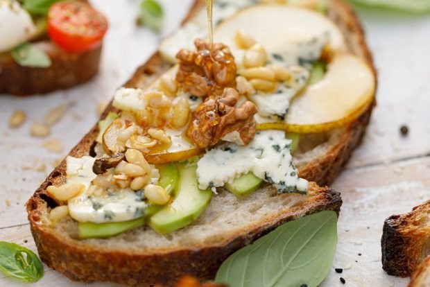 Sandwich with pear and honey