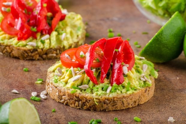 Avocado and pepper sandwich 