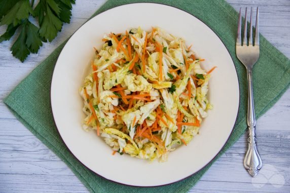 Vitamin salad of Peking cabbage and carrots: photo of recipe preparation, step 6