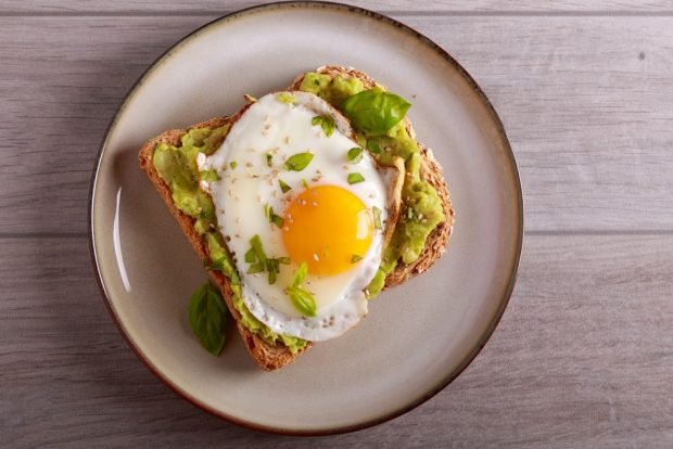 Toast with avocado and egg