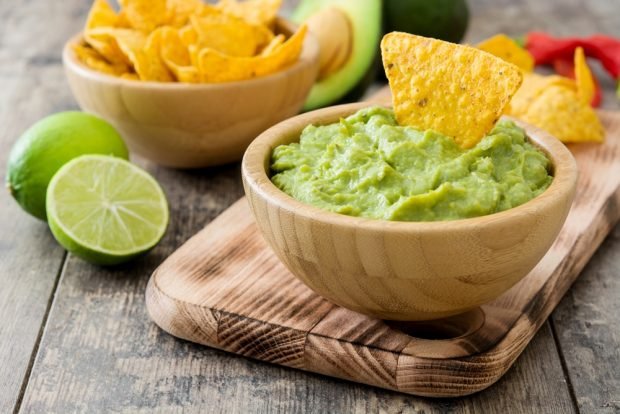 Classic guacamole with avocado and garlic 