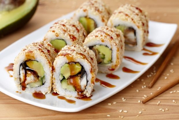 California rolls with eel in sesame