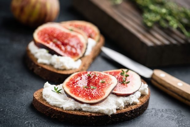 Sandwiches with cream cheese and figs